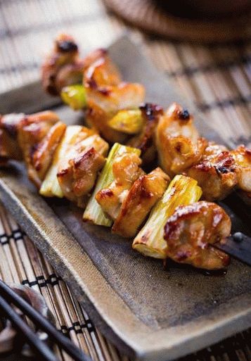 Foto de frango Yakitori com alho-poró (Kebabs japoneses tradicionais)