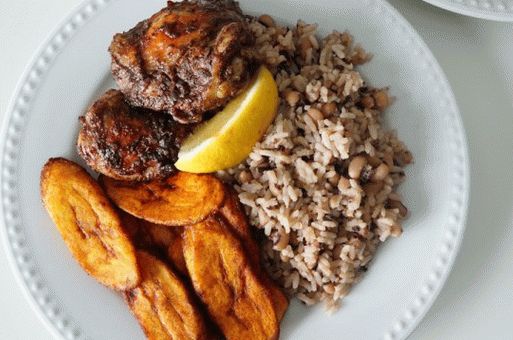 Foto almoço jamaicano com frango, arroz e feijão