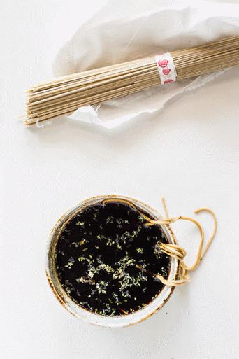 Foto de molho japonês Tsuyu para macarrão soba
