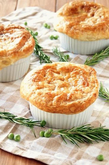 Foto torta fechada com frango, cogumelos e bacon