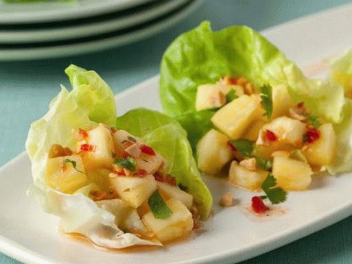 Photo Appetizer com abacaxi na alface e molho tailandês
