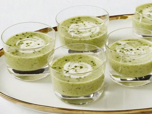 Sopa de aperitivos com alcachofras e alho-poró