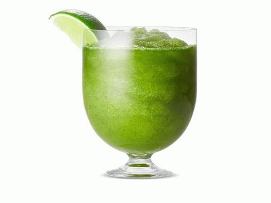 Foto de caipirinha congelada com hortelã e manjericão