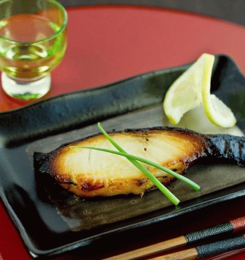 Foto de bacalhau preto assado em esmalte de missô