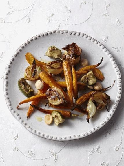 Foto cenouras e chalotas assadas com azeitonas e amêndoas