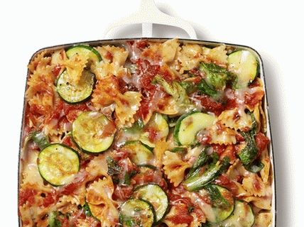 Foto macarrão Farfalle assado com fritas e abobrinha