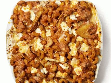 Foto macarrão kavatappi assado com alcachofras e erva-doce