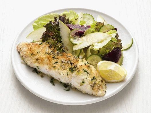 Foto de peixe assado com salada de beterraba e maçã