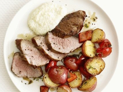 Foto de porco assado com batatas e molho de maçã