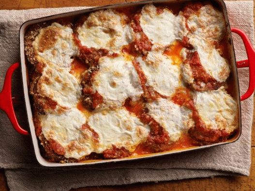 Foto de berinjela assada com parmesão