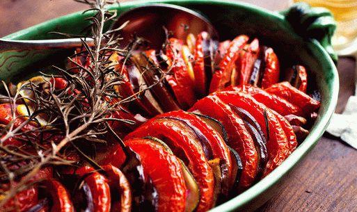 Foto de berinjela assada com tomate e alho