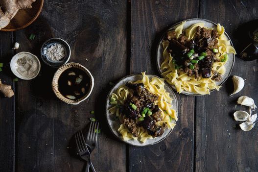 Foto berinjela assada em estilo chinês com carne de porco