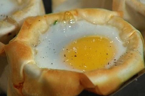 Cogumelos assados ​​com ovos em cestas de filo