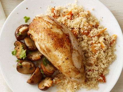 Foto peitos de frango assados   com cogumelos e cuscuz