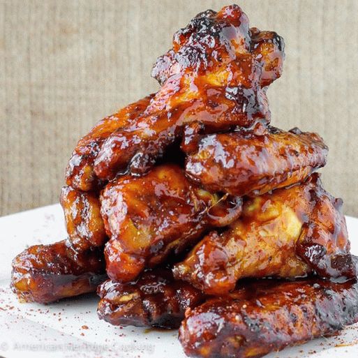 Foto de asas de frango assadas com molho