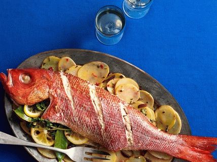 Foto de um pargo assado no forno com batatas