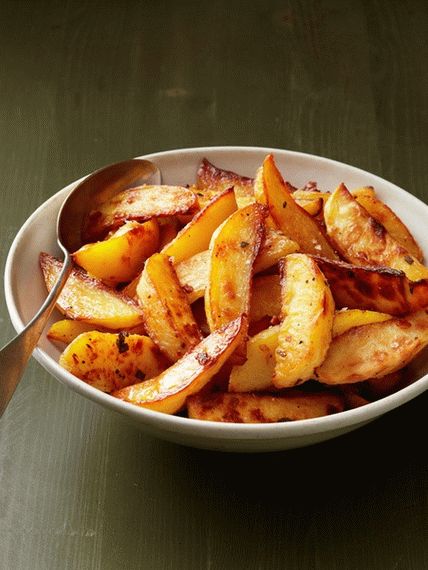 Foto de batata assada em óleo de sálvia