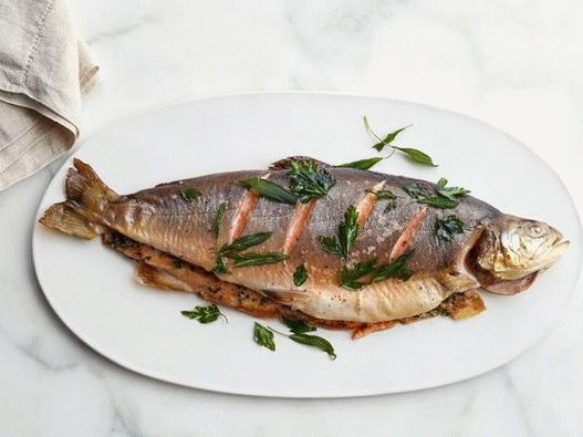 Foto assada no forno de carvão ártico com verduras