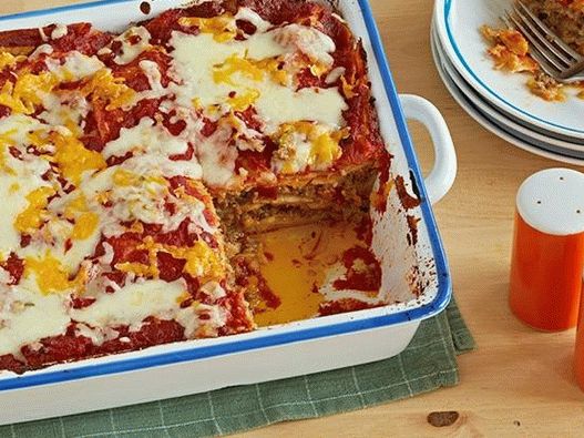 Foto caçarola de carne com molho de queijo e enchiladas