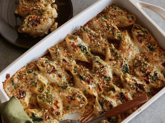 Foto caçarola de macarrão com alcachofras e espinafre