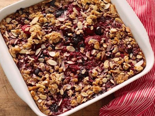 Foto caçarola de aveia com frutas