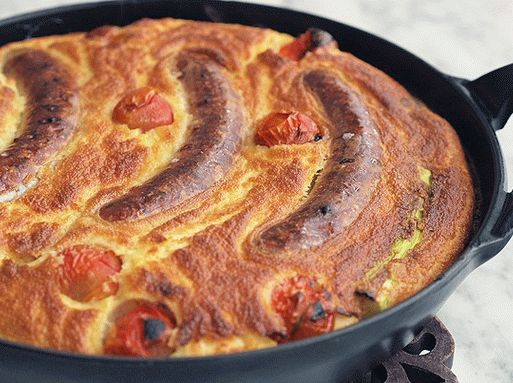 Foto caçarola com linguiça e molho de cebola