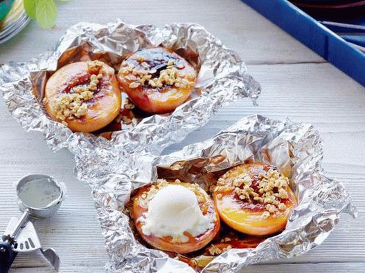 Batata frita de pêssegos em papel alumínio