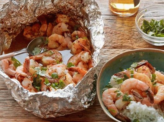 Camarão picante em cerveja em papel alumínio