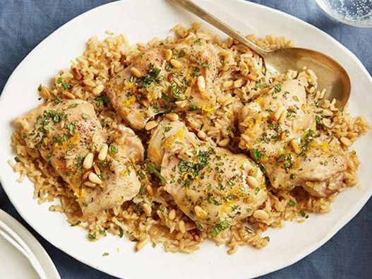 Frango em uma almofada de arroz no forno