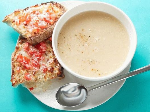 Sopa de feijão com torradas de queijo em 10 minutos