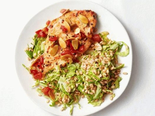 Costeletas de peru naturais com salada de pérolas