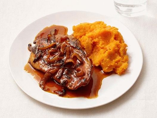 Bife de peru com purê de batatas e molho de laranja