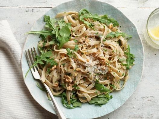 Macarrão Fettuccine com nozes e rúcula