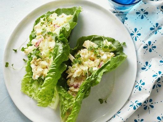 Salada de ovos em barcos