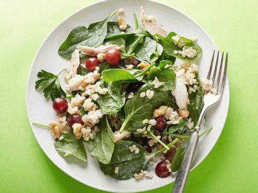 Salada com frango, espinafre e uvas