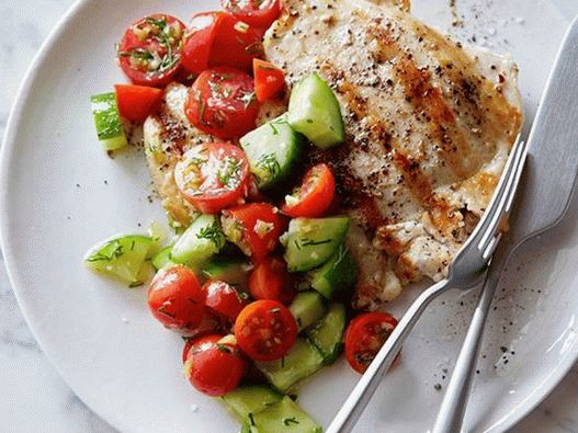 Frango frito com salada de tomate e pepino