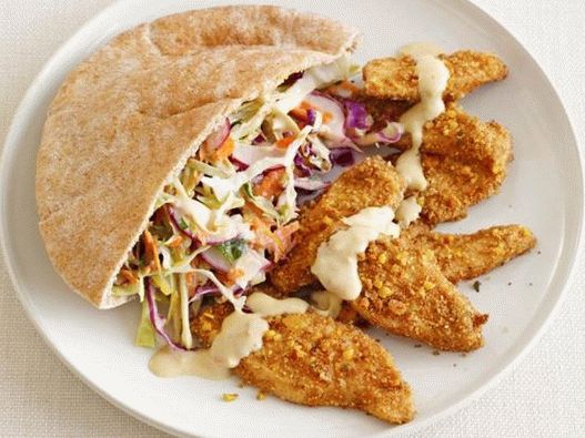 Sanduíches árabes com falafel de frango e salada de repolho