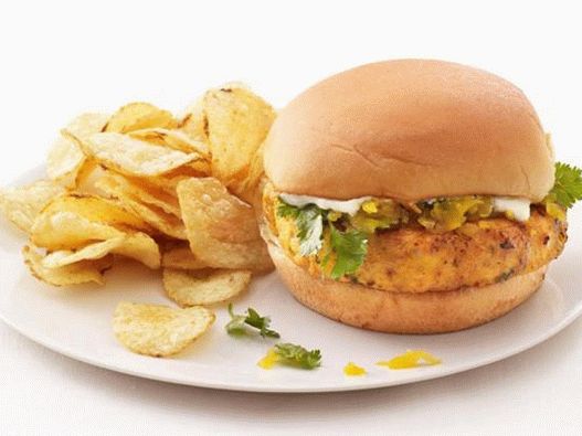 Hambúrguer com salmão, curry e religião de chalotas e maçãs cozidas em vinho
