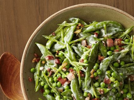 Foto ervilhas verdes com molho de creme e pancetta