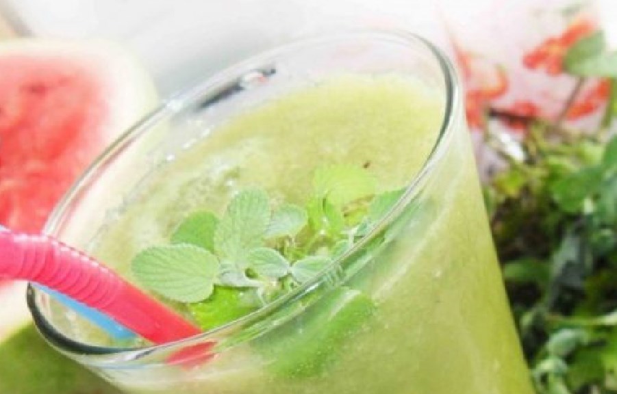 Smoothie verde com limão