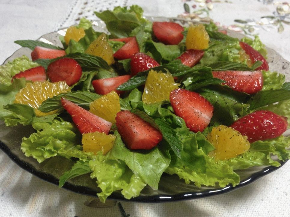 Salada verde com morangos