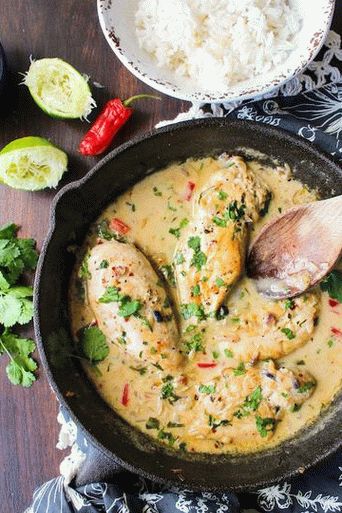 Foto curry de frango verde com um enfeite de cuscuz
