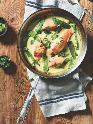 Foto curry verde em leite de coco com peixe