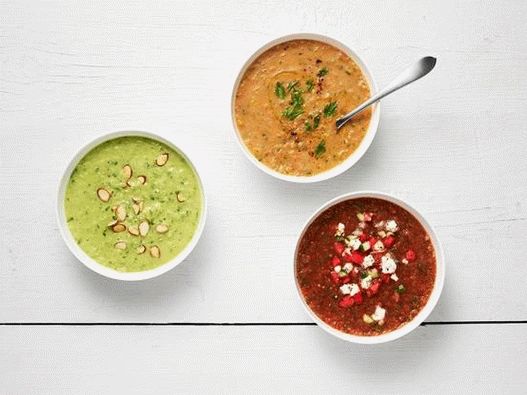 Foto Gaspacho verde com uvas e abacate