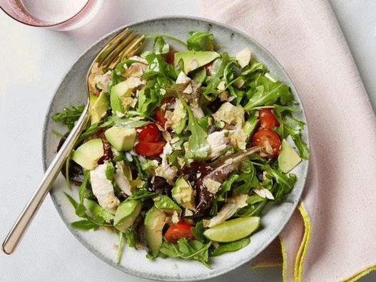 Foto Salada verde com frango, abacate e salgadinhos de milho