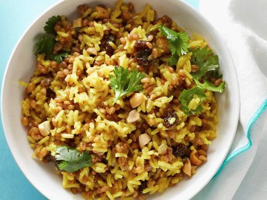 Foto de grãos de trigo com arroz e curry