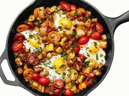 Foto batata frita com bacon, abobrinha e ovos fritos
