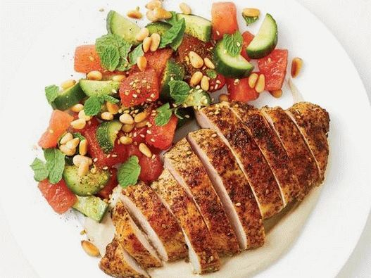 Foto de frango frito temperado com zaatar com salada de melancia