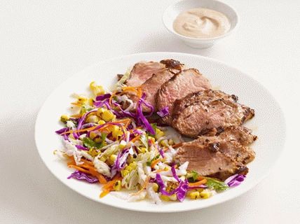Foto de porco grelhado com salada de repolho e milho