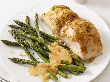 Foto peixe frito mahi mahi com espargos e molho de amêndoa